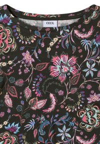 Chemise noire avec motif floral multicolore en tons de rose, bleu et jaune, présentant diverses feuilles et fleurs détaillées, étiquette de marque "CECIL" visible.