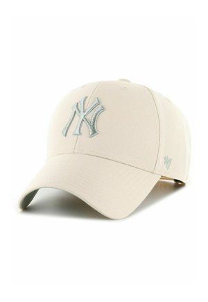 Beige Baseballkappe mit gebogenem Schirm, vorne mit erhabenem grauem "NY"-Logo und einem kleinen '47-Logo an der Seite.
