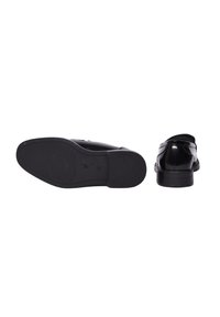 Scarpe in pelle nera con finitura liscia, punta arrotondata e tacco basso. La suola è in gomma con un motivo testurizzato per una migliore aderenza.