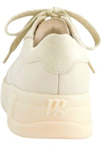 Hvit semsket sneaker med avrundet tå, snøring og preget "pg"-logo på en teksturert kremfarget såle. Mykt materiale med tonale sømmer.