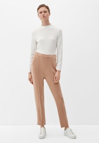 s.Oliver BLACK LABEL Pantalon classique - sandstein