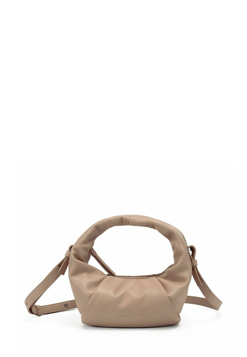 Beige zachte leren handtas met een afgeronde handgreep aan de bovenkant, verstelbare schouderriem en een subtiel geperst "Les Visionnaires" logo.