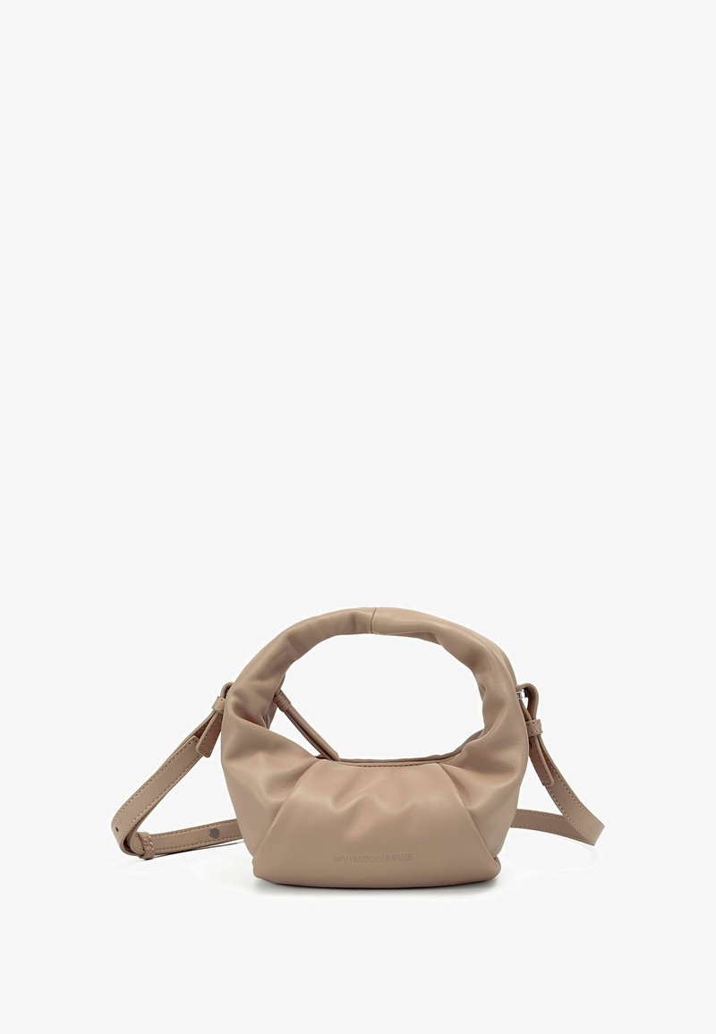 Beige zachte leren handtas met een afgeronde handgreep aan de bovenkant, verstelbare schouderriem en een subtiel geperst "Les Visionnaires" logo.