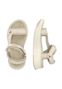 Ljust beige sandaler med randiga tygremmar, vadderad sula och texturerad sula för grepp. Vinklad vy som visar justerbara stängningar.