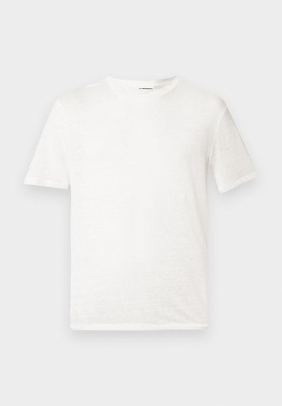 Λευκό απλό T-shirt με κοντά μανίκια και στρογγυλή λαιμόκοψη, με μια μικρή μαύρη ετικέτα στο λαιμό, σε ανοιχτό γκρι φόντο.