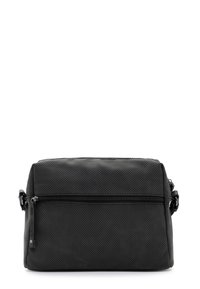 Czarna perforowana skórzana torba na ramię z przednią kieszenią na zamek, o prostokątnym kształcie i regulowanym paskiem. Teksturowana powierzchnia dodaje detali.