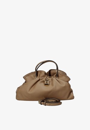 Borsa in pelle color cuoio con dettagli intrecciati, forma tondeggiante e manici superiori. Presenta un lucchetto decorativo e una tracolla staccabile.