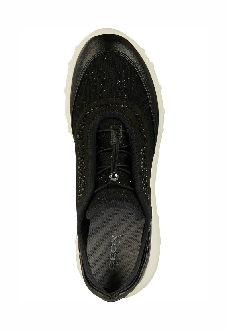 Baskets noires avec une tige en textile et en cuir doux, détails brillants, lacets élastiques et semelle en caoutchouc blanche. À l'intérieur, il y a un logo.