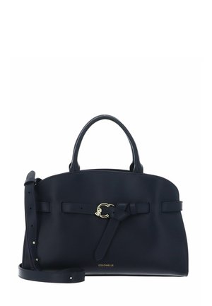 Marineblaue Lederhandtasche mit oberen Griffen, verstellbarem Schulterriemen, goldener Schnallendetail und kleinem "Coccinelle"-Logo auf der Vorderseite.