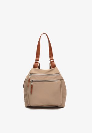 Borsa beige con manici in pelle marrone, caratterizzata da due tasche frontali con zip e cursori in pelle.