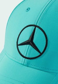 Turkisbasisbolcap lavet af glat stof, med et sort broderet Mercedes-Benz logo på forsiden.