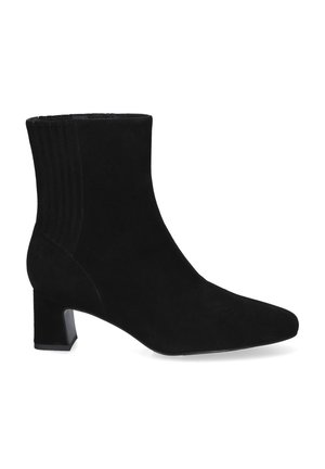 Schwarzer Wildleder-Stiefelette mit niedrigem Blockabsatz, spitzer Zehe und abgesteppten Details auf der Rückseite, gezeigt vor weißem Hintergrund.