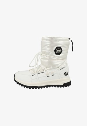 Bottines blanches à la cheville avec un dessus rembourré et brillant, semelle en caoutchouc noir et accents contrastants noirs. Elle présente une fermeture à lacets et un détail de logo.