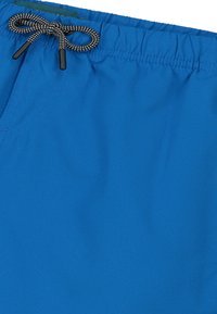Fényes kék fürdőnadrág, könnyű anyagból készült, rugalmas derékkal, fekete húzózsinórral az állítható illeszkedés érdekében.