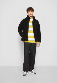 Urban Classics Jeans Relaxed Fit - black acid washed