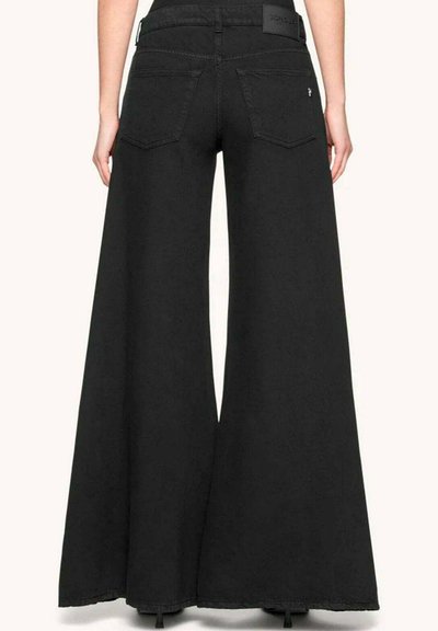 Pantaloni neri in denim a gamba larga con vita alta, dotati di due tasche posteriori e un'etichetta con logo in vita. Tessuto liscio e design informale.