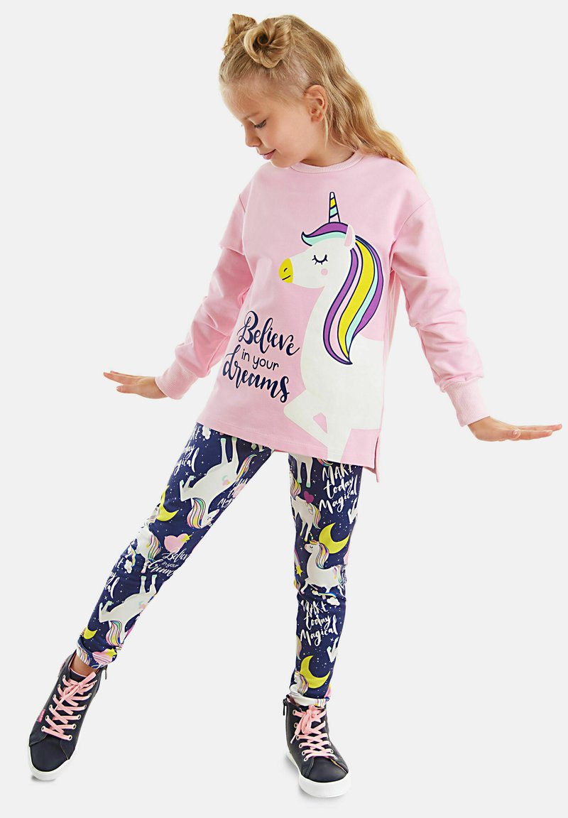 Roza majica s dolgimi rokavi z grafiko unicorn in besedilom. Legice z motivom unicornov in lune v mornarsko modri barvi, okrašene z barvitimi vzorci.