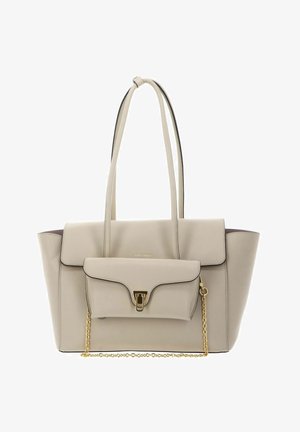 Beige leren shopper met lange handvatten, voorvak met klep en gouden sluiting, en een kleine bijpassende pouch met gouden kettingdetail.