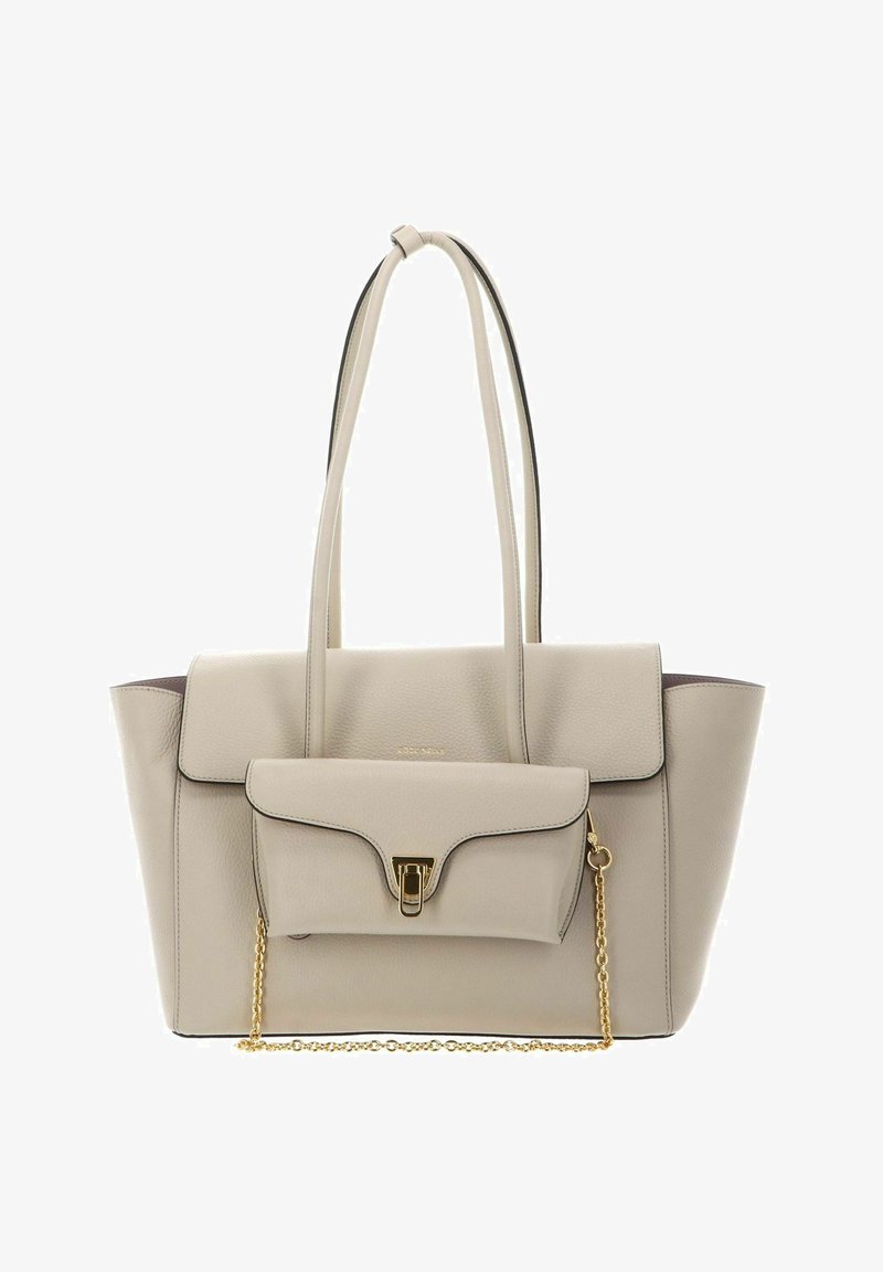 Sac cabas en cuir beige avec longues poignées, poche avant à rabat avec fermoir doré, et pochette attachée avec détail chaîne dorée.