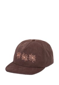 Cappello di velluto a coste marrone con visiera curva, caratterizzato da tre motivi di sole ricamati in filo pesca chiaro sul davanti.