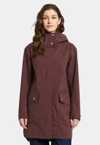 Bordeaux waterdichte jas met capuchon, drukknoopsluitingen aan de voorkant, twee grote zakken en verstelbare manchetten. Glad, matte stoftextuur.