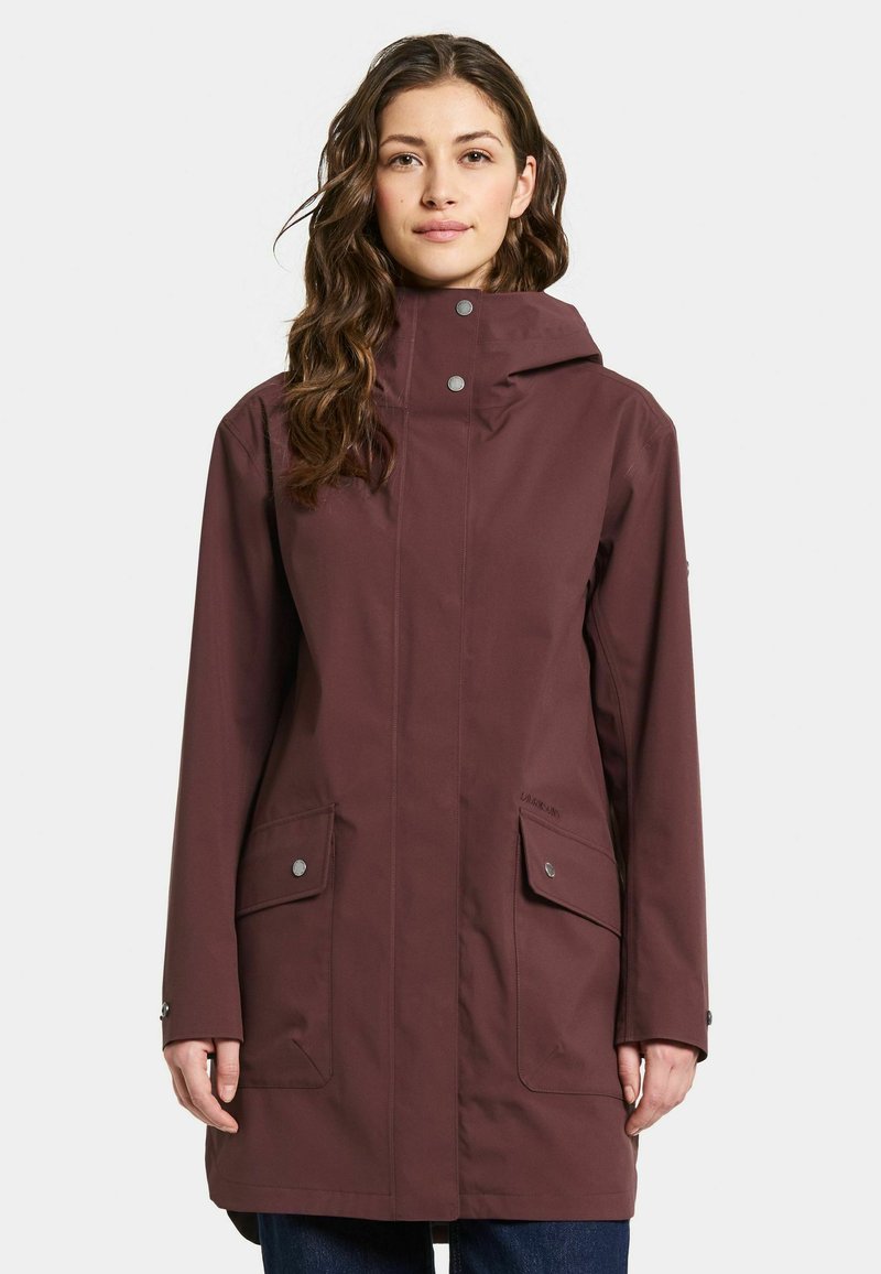 Bordeauxkleurige waterdichte jacket met een capuchon, drukknoopsluitingen en twee voorzakken. Gladde textuur en recht ontwerp.