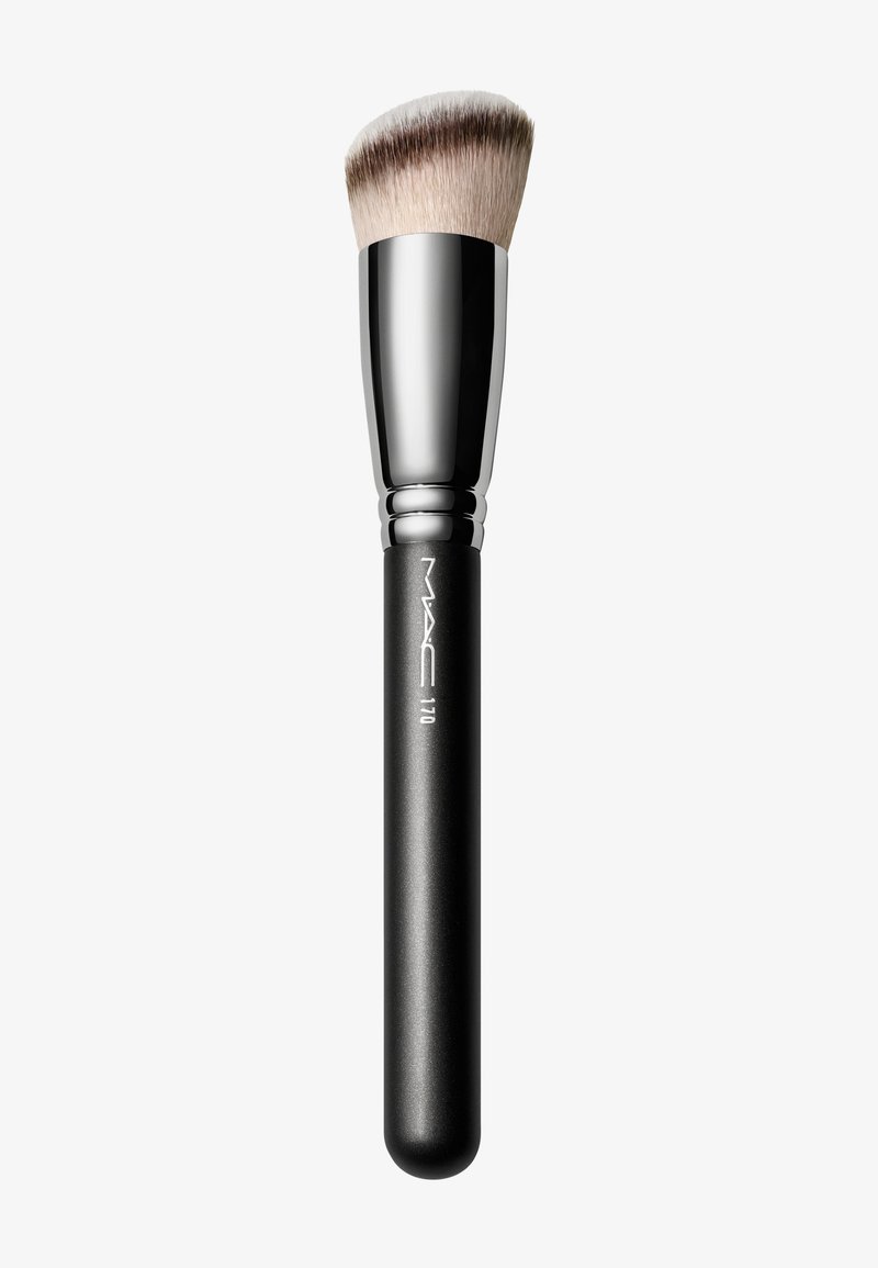 Pennello per trucco con testa a setole densa e arrotondata in morbide fibre sintetiche, ghiera cromata e manico nero opaco. Numero di modello: 170.