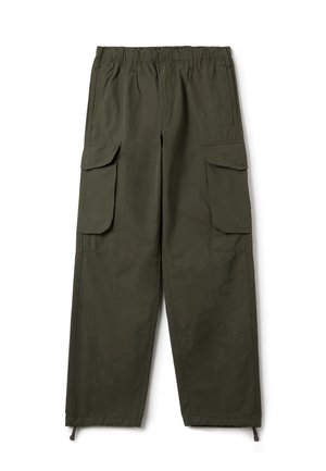 Olivgrüne Cargo-Hosen mit elastischem Bund, zwei seitlichen Cargo-Taschen und mit Reißverschlüssen versehenen Säumen für eine verstellbare Passform. Aus leichtem Stoff gefertigt.