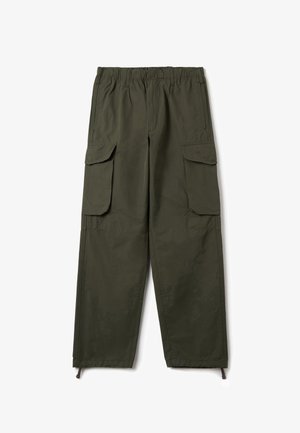 Olivgrüne Cargo-Hosen mit elastischem Bund, zwei seitlichen Cargo-Taschen und mit Reißverschlüssen versehenen Säumen für eine verstellbare Passform. Aus leichtem Stoff gefertigt.