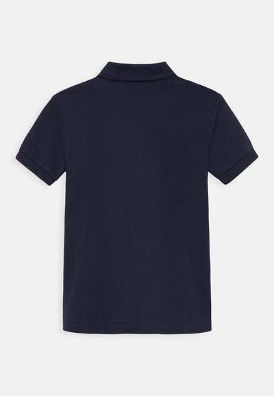 Tengerészkék rövid ujjú galléros póló, hátulról látható, bordázott gallérral és mandzsettával, egyszínű háttér előtt.