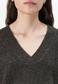 Vero Moda VMBOOM V NECK VER - Trui - chocolate torte