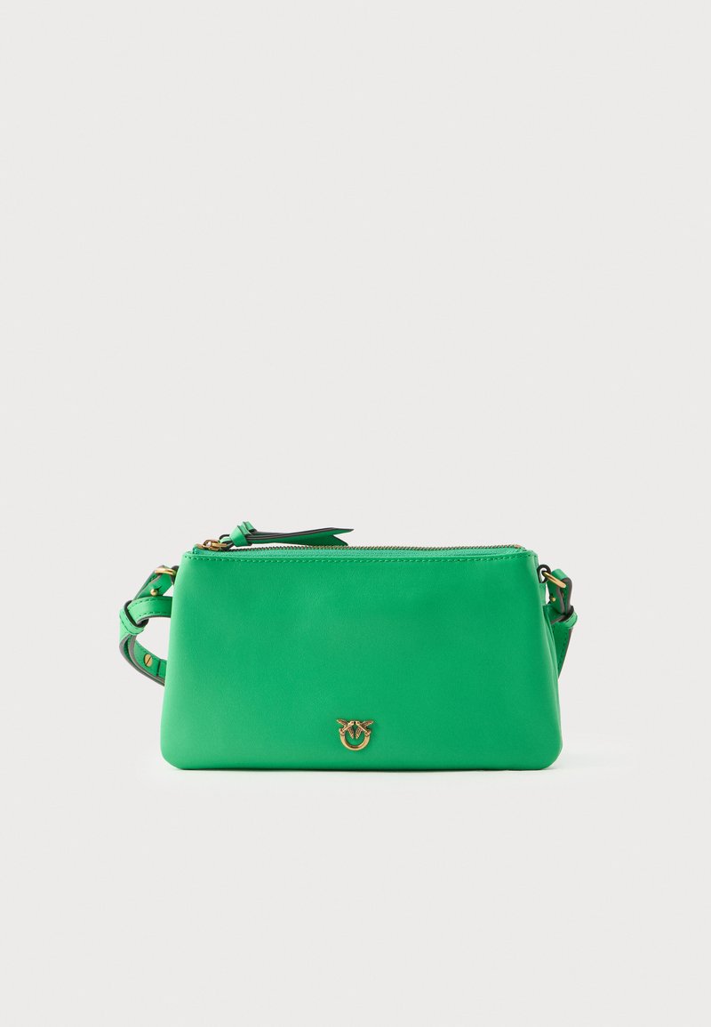 Bolso cruzado de cuero verde con forma estructurada, hardware dorado y cierre con cremallera. Cuenta con una correa ajustable y un acento de logo.
