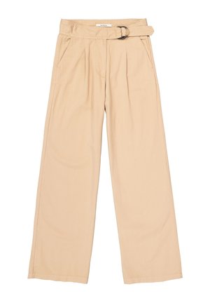 Pantalones anchos de color beige claro con una parte delantera plisada, trabillas y cinturón desmontable. Presentan bolsillos laterales y una textura de tela suave.