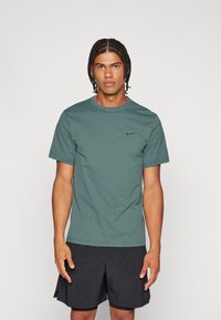 Nike Performance HYVERSE - T-shirt desportiva - vintage green/black