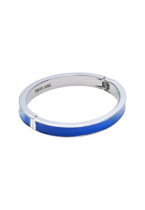 Silberne Armreifenarmband mit einem glatten blauen Emailleband und einem eleganten Design mit einer Feder-Scharnier-Verschluss. Eingraviertes Branding ist innen sichtbar.