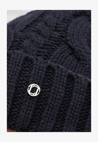 Neizvēlēts, navy blue