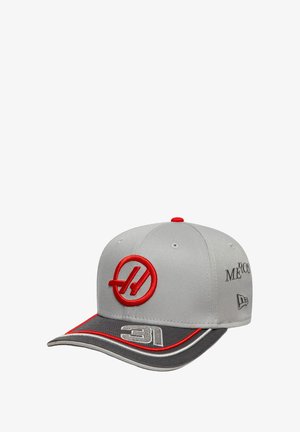 Szara czapka baseballowa z czerwonym haftowanym logo, czerwonymi akcentami na zagięciu i szarym panelem. Na przedzie znajduje się wyszyty numer "31".