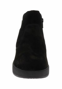 Stivale alla caviglia in suede nero con punta leggermente arrotondata, pannello elastico laterale e suola in gomma testurizzata. Finitura liscia con dettagli minimi.