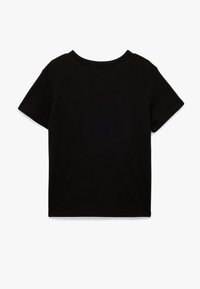 Camiseta negra de manga corta hecha de algodón suave. Presenta un escote redondo. Textura suave sin logotipos ni patrones visibles.