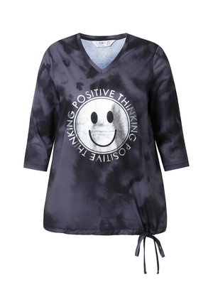 Černé top s vázáním ve stylu batik, výstřih do V, tříčtvrteční rukávy, s grafikou stříbrného úsměvného obličeje a textem "Pozitivní myšlení". Nastavitelné boční vázání.