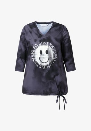 Černé top s vázáním ve stylu batik, výstřih do V, tříčtvrteční rukávy, s grafikou stříbrného úsměvného obličeje a textem "Pozitivní myšlení". Nastavitelné boční vázání.