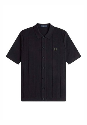 Polo nero con maniche corte, texture a coste e righe verticali. Presenta una patta con tre bottoni e un piccolo emblema ricamato.