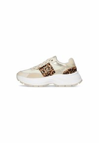 Sneaker chunky in beige e oro, con un pannello a stampa leopardata, design con lacci e suola bianca spessa per un supporto maggiore.