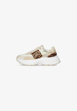 Sneaker chunky in beige e oro, con un pannello a stampa leopardata, design con lacci e suola bianca spessa per un supporto maggiore.