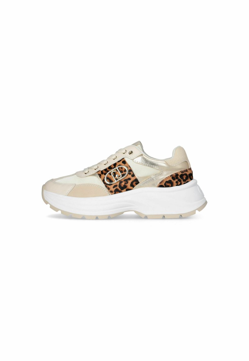 Sneaker chunky in beige e oro, con un pannello a stampa leopardata, design con lacci e suola bianca spessa per un supporto maggiore.