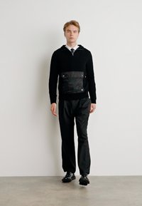 HUGO RAVI - Pantalon classique - black
