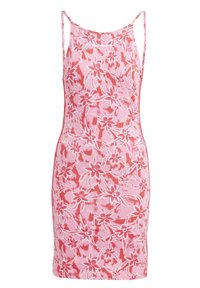 Różowa sukienka na ramiączkach w kwiatowy wzór. Materiał wydaje się gładki i lekko błyszczący, z dużymi czerwonymi i białymi kwiatami.