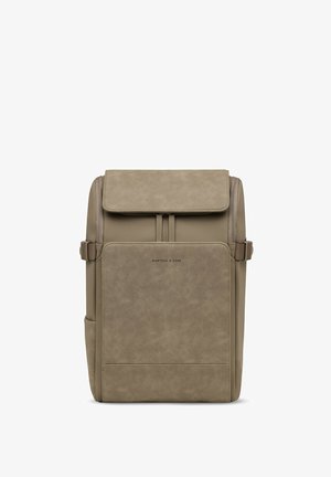 Khaki-farbener Kunstlederrucksack mit Klappenverschluss, verstellbaren Trägern, einer frontalen Reißverschlusstasche und Logo-Detail in der Mitte.