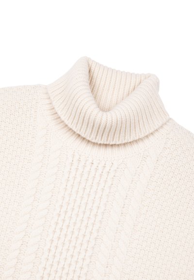 Suéter cuello alto color crema con cuello acanalado y patrones de punto trenzado texturizados. Material suave y grueso, diseñado para brindar calidez y comodidad.