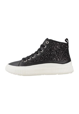 Zapatillas negras de caña alta con parte superior brillante, puntera de cuero suave, suela de goma blanca y ojales metálicos para los cordones.